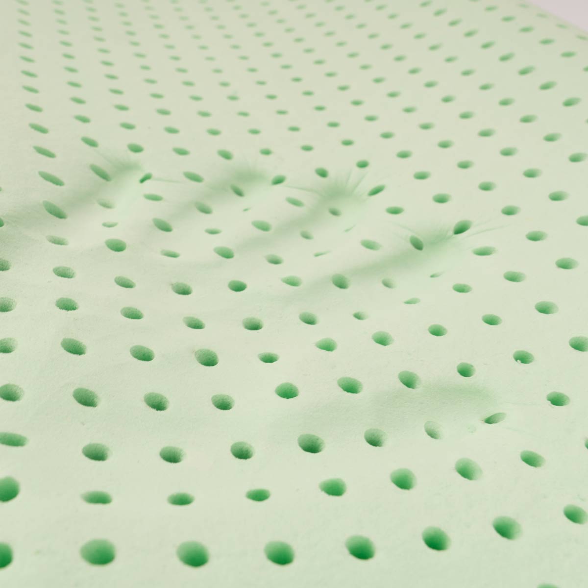 Superficie verde con fori uniformemente distribuiti.