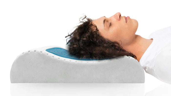 Una persona sdraiata su un cuscino ortopedico.