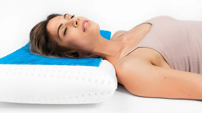 Donna sdraiata su un cuscino bianco e blu.